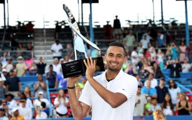 キリオスの友人マレーは、彼が上手く振る舞うことを願う