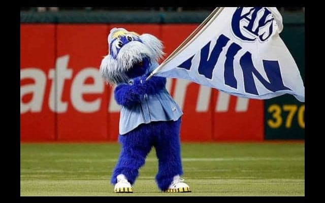 【MLB】レ軍マスコットが受けた“襲撃”に米ファン物議？　「脳震とうに注意」「大丈夫？」