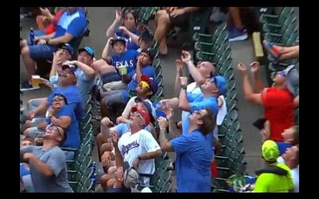 【MLB】ナチョス飛び散る大惨事… なんとも迷惑なファウル捕球が炎上「これは酷い」