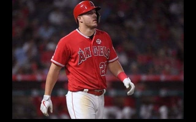 【MLB】土の上で泳いでる？　トラウトの“タッチ回避術”にファン称賛「魚のようだ」