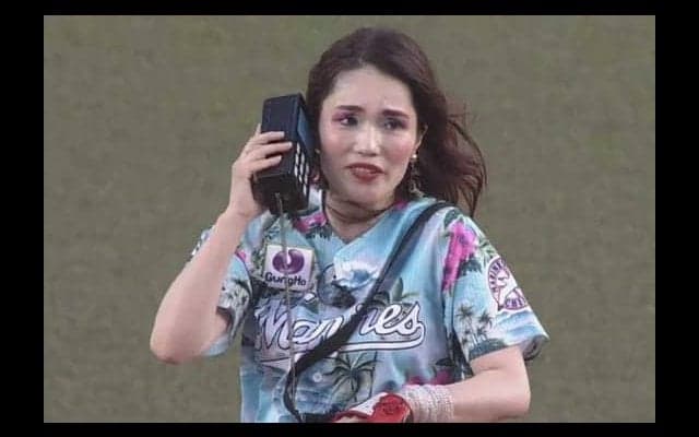 ロッテ-ソフトバンク戦で平野ノラさんが“バブリー始球式”　「しもしも～レロン・リー？」