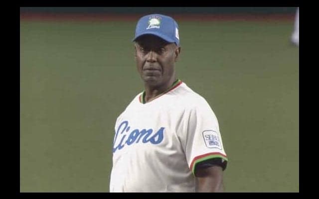 西武レジェンドOBウィットフィールド氏が始球式　背番号「45」でノーバウンド投球披露