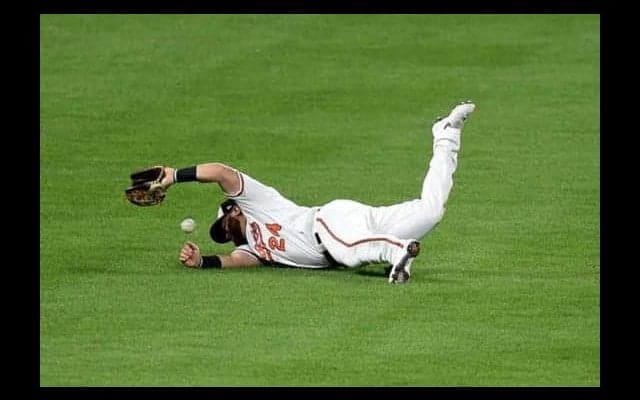 【MLB】スパイクが外野芝に引っかかり…　打球頭部直撃でIL入りの悲劇「復帰後初試合で…」