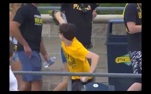 【MLB】HRキャッチ少年ファンが場外へ“怒りの大遠投”　米驚愕「みんなバウアーに…」