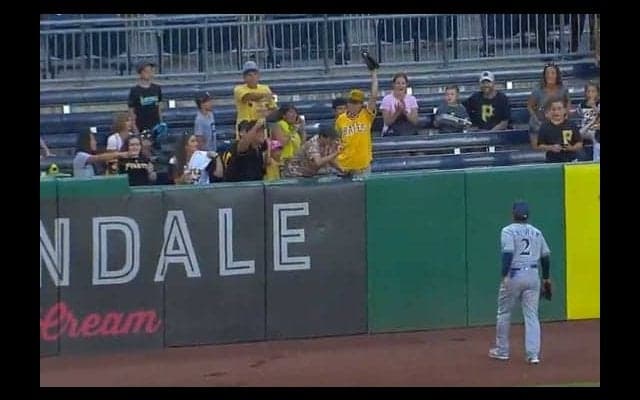 【MLB】パイレーツ少年ファンの本塁打強奪劇に米爆笑　「気に入ったよ」「レジェンドだ」