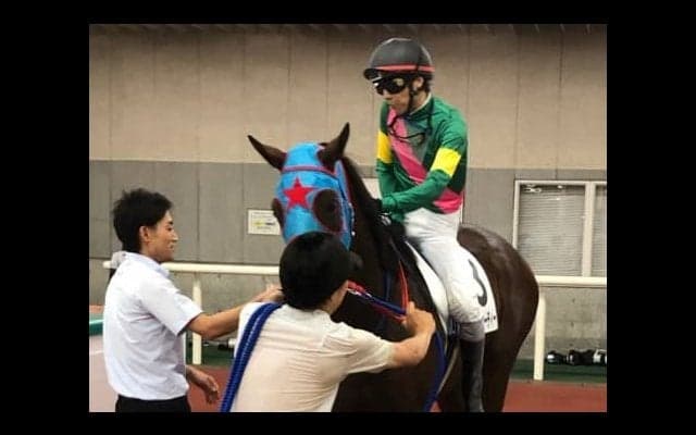 土曜新潟５Ｒ新馬は８番人気の伏兵タガノビューティーが差し切る