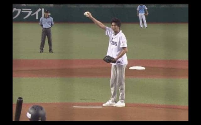 新婚の速水もこみちさんが始球式　オリーブオイルのようにロジンバッグを振る姿に大歓声