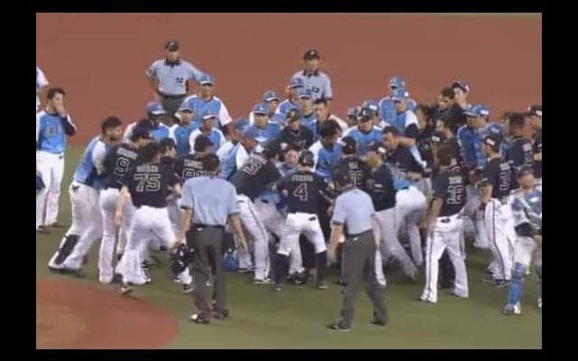 西武から3死球でオリックス激怒→大乱闘　佐竹コーチが暴力行為で退場処分