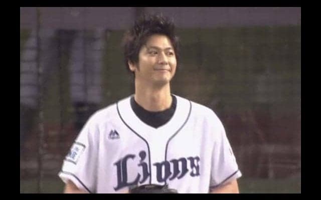 新婚の速水もこみちさんが始球式登場「500球くらい練習した」　“粉振りパフォ”で沸かせる