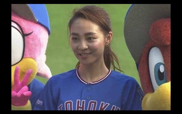 白のショートパンツ姿で登場　モデルの利水つばささんが輝く笑顔で始球式