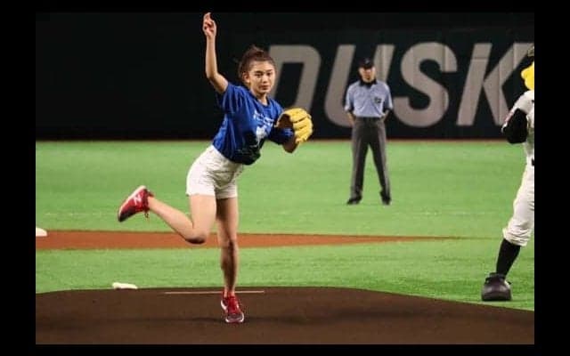 白のショートパンツでファン魅了　“野球女子”坪井ミサトさん、94キロストライクにファンどよめく