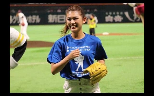 フォームも、容姿も「美しい」“野球女子”坪井ミサトさんの94キロ始球式にどよめき