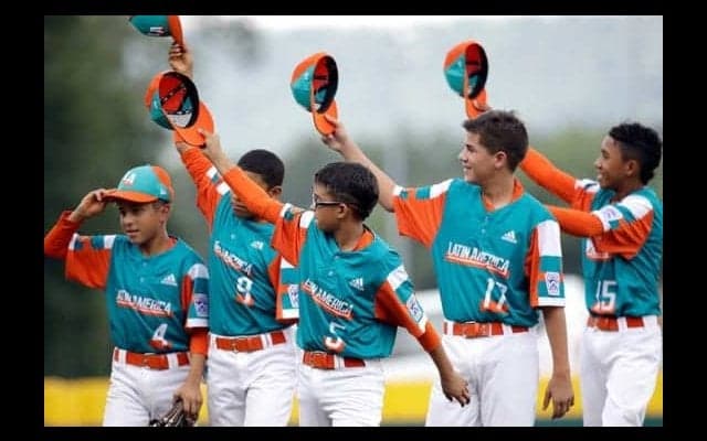 “ほぼ座った状態”で構える少年打者に米困惑　顔付近の高さに“尻もち”も…ストライク!?