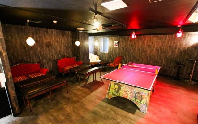 新宿・歌舞伎町に「赤い卓球バー」登場　“インスタ映え”でインバウンド需要狙う