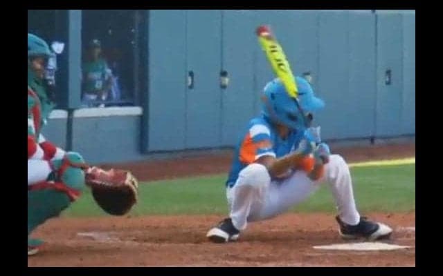 “ほぼ座った状態”の少年打者再び　ストライク判定に納得いかない仕草で物議