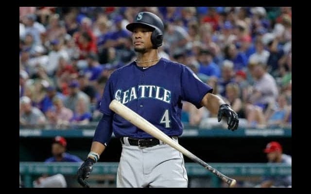 【MLB】159キロ剛速球がヘルメットのツバをかすめ…顔面直撃を回避した打者が神に感謝