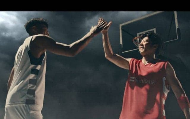 ソフトバンク5GのCMで見事な連携を見せた八村塁＆田中圭「バスケを楽しみたい」