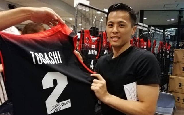 Akatsuki Fiveの物販ブースに富樫勇樹がサプライズ登場、即席サイン会は大盛況に！