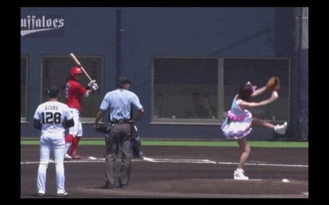 ミニスカ＆ノースリーブ姿で登場　夫婦コンビ「かつみ・さゆり」のさゆりさんが始球式