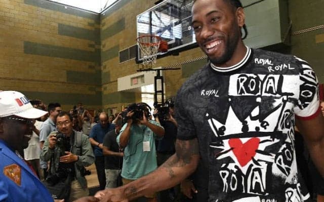 地元ロサンゼルスに戻ったカワイ・レナードが100万個のバッグを学生にプレゼント