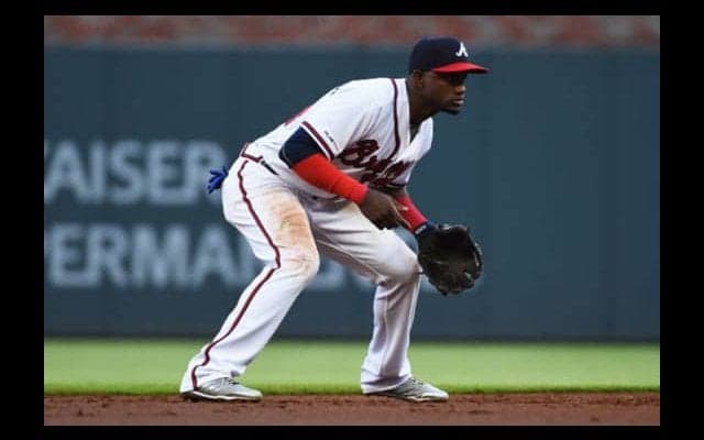 【MLB】“バックハンドダイブ捕球”→座ったまま送球　遊撃名手の「クレイジー」超絶美技