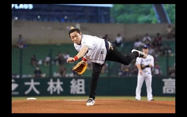 佐賀出身はなわさんが西武対楽天戦で始球式　母校の先輩・辻監督に挨拶「とても優しく…」