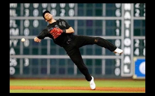 【MLB】ベアハンド捕球から弾丸スロー…シモンズの復帰即好守に「球界最高の遊撃手」