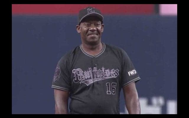 伝説助っ人・ブライアント氏の始球式登場に大歓声　ノーバン投球に“後輩”モヤは見逃し