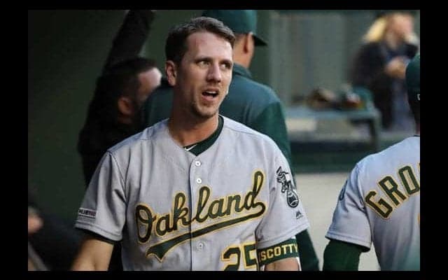 【MLB】捕った本人もびっくり！　太陽で打球見失いながらの超絶捕球にファン「本当ラッキー」