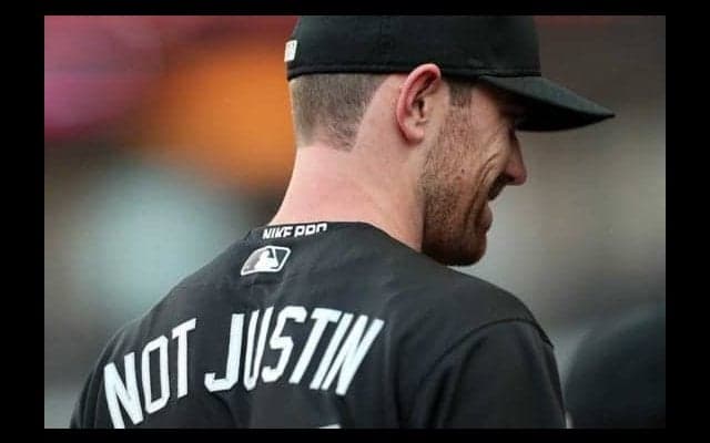 【MLB】人気歌手J・ビーバーが同姓右腕に粋な計らい　特製ユニ「シェーンじゃない方」