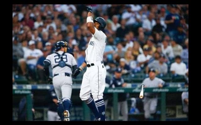 【MLB】投げた手袋が球審の顔面直撃→即退場…2試合出場停止に異議の外野手「驚いた」