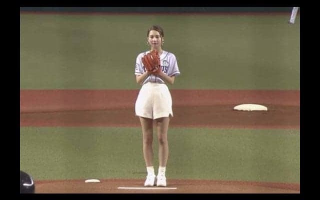 人気モデルNikiさん、ノーバンならずも堂々の投球　マスコットも大興奮？