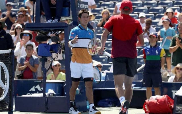 錦織 敗戦直後の握手に滲み出た悔しさ。苛立ちがつのり、ラケットを投げる場面も