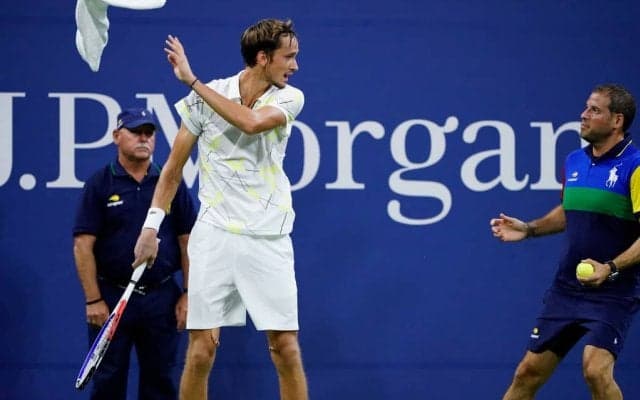 「メドベージェフは新しい悪役」。不適切な行為を重ねたあげく、観客を煽る