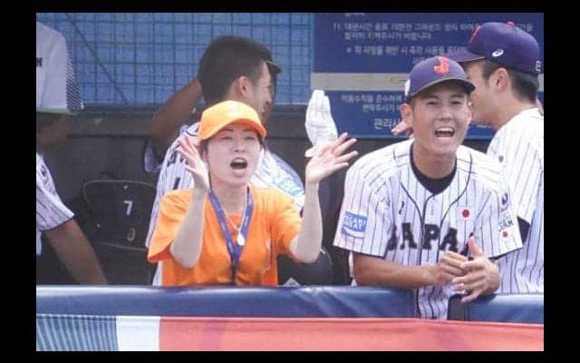【U-18W杯】ネットで話題のベンチで祈る女性の正体は？　通訳“まりさん”は優勝請負人