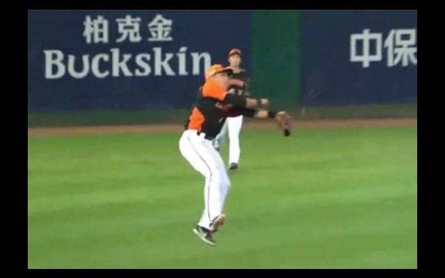 逆シングル好捕→一塁へキャノン送球…ジーター級好守にファン喝采「信じられない」