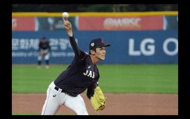 【U-18W杯】佐々木朗希、初回は最速153キロマークで無失点！　右手を気にする仕草も