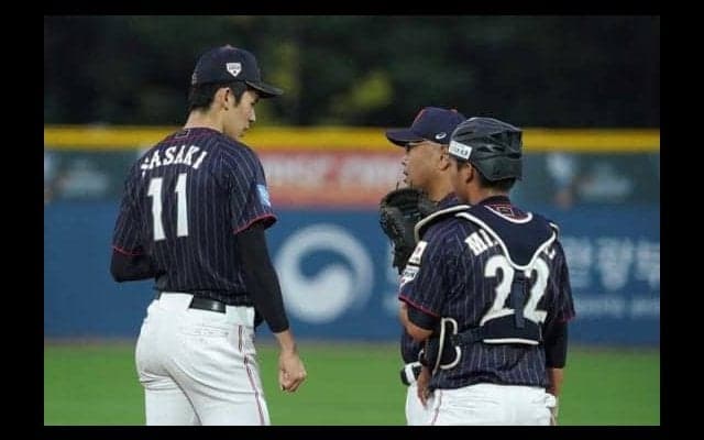 【U-18W杯】佐々木朗希にアクシデントか？　右手気にする仕草見せ、初回19球でまさかの降板
