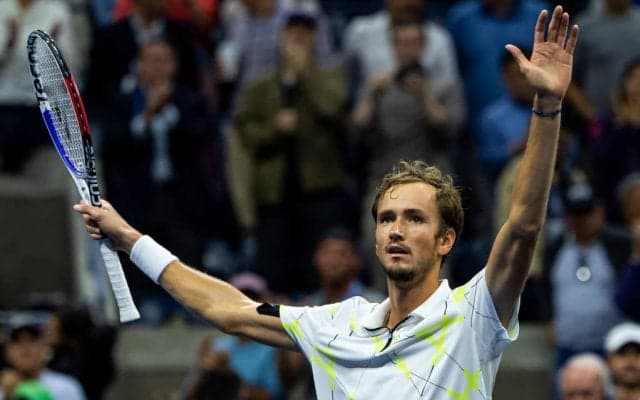 ラケットでアンチの観客を沈黙させたメドベージェフ