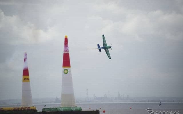 【レッドブル・エアレース 最終戦】室屋が2番手で飛来、その差0.015で敗れるもまさかの敗者復活でラウンドオブ8へ