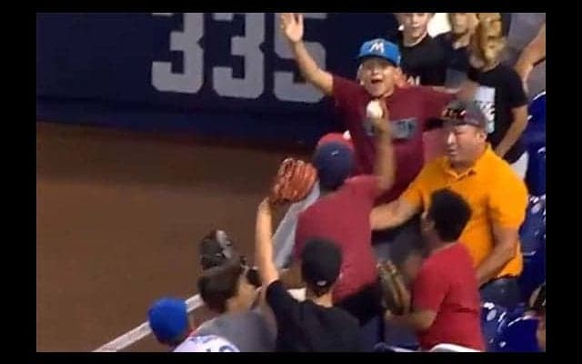 【MLB】少年が同じ打席でファウル2度捕球の奇跡　守ってた外野手も驚愕「信じられない」