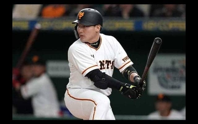 どう打った？　顔は残り、打球も見ず…巨人・丸の衝撃“ツイスト打法”