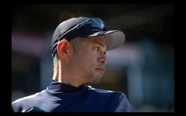 イチロー氏が完全“後ろ向き捕球”!?　曲芸守備にMLB公式も驚愕「他の誰とも違う」