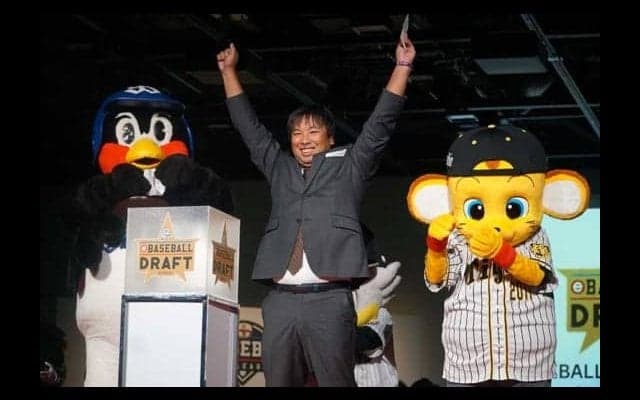 つば九郎が“ドラフト会議”で大暴れ!?　抽選で2連敗にくじを投げ捨てる…