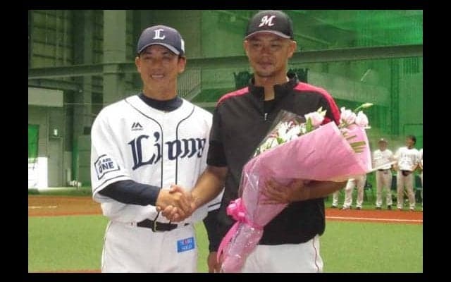 西武松井2軍監督がロッテ福浦にサプライズ花束「いいライバルだった」
