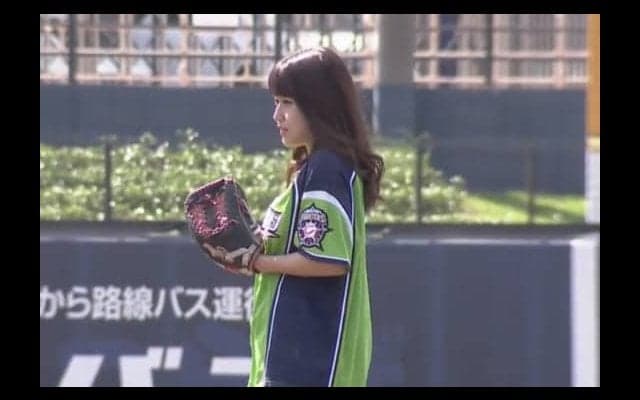 野球好き歌手・河野万理奈さんがハム対ヤクルト2軍戦で始球式　「異次元の空間でした！」