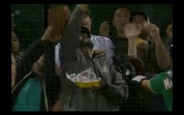 【MLB】ファウル球、捕球できずに“ディナー”飛ぶ…　残酷ハプニングに同情の声「こんなの嫌」
