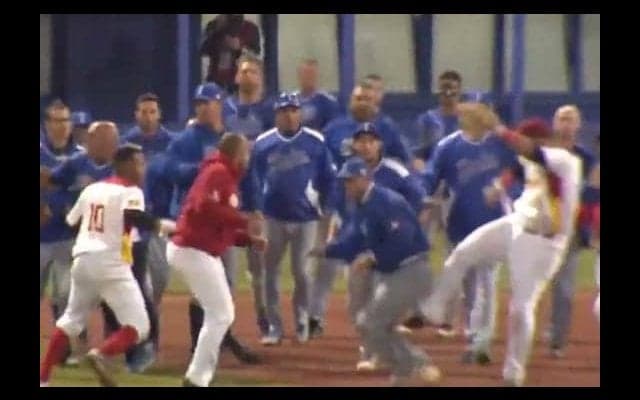 壮絶な大乱闘が勃発！　五輪予選で両軍入り乱れ、顔面から流血する選手も…