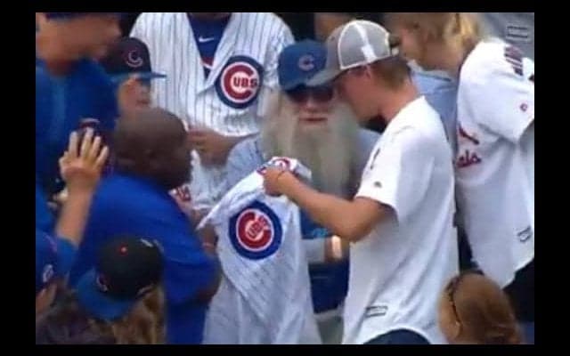 【MLB】HRキャッチで相手チームに“寝返った”ファンが米で話題　「本物のカブスファンが誕生」