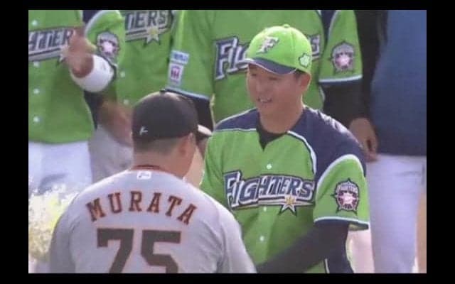 日ハム實松、現役引退で8度宙に舞う　“涙”の両軍胴上げ「感謝。今までありがとう」